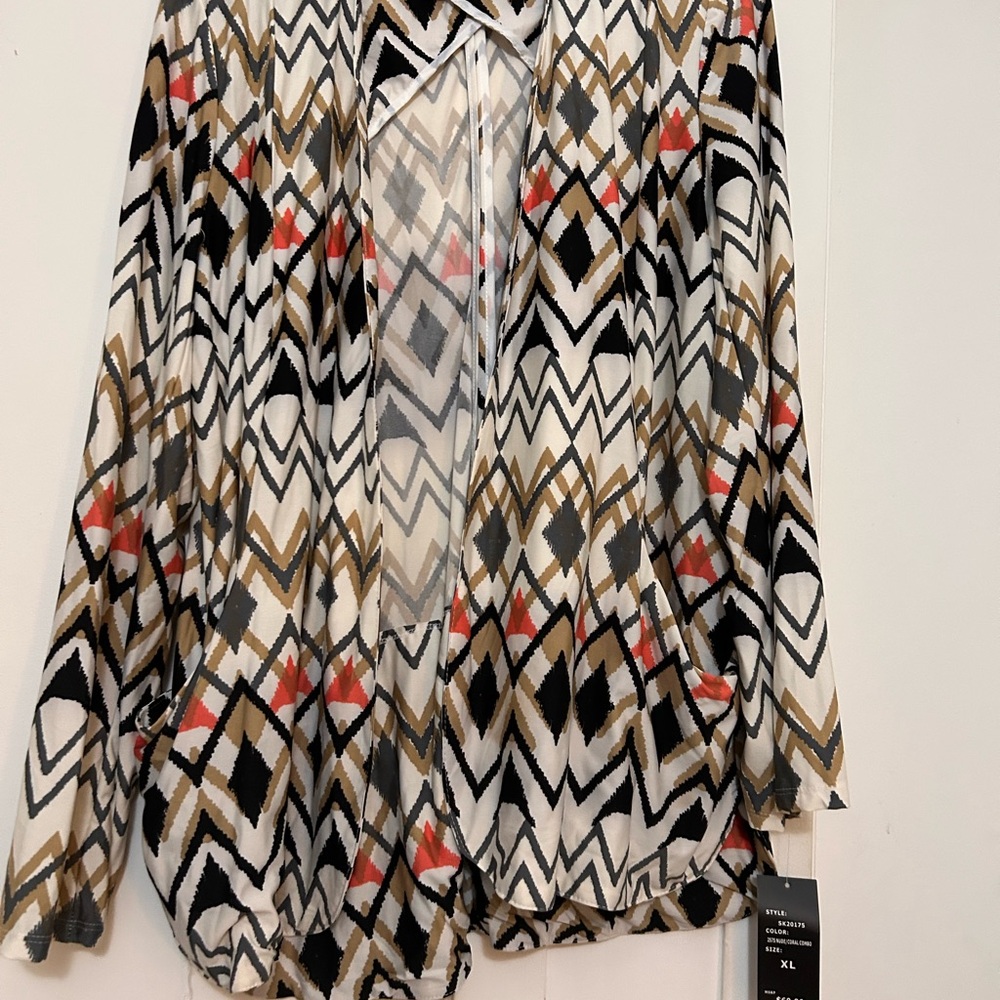 Chic Geometric Patterned Blouse - image 1